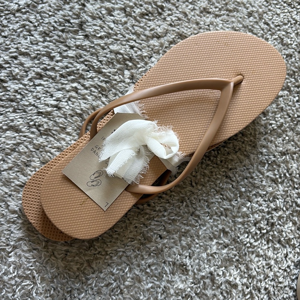 Size 7 brand new old navy flip flops